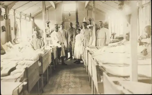 Foto Ak Verwundete Soldaten im Lazarett, Krankenschwester, I WK