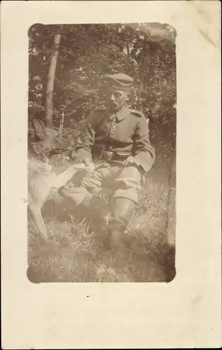 Foto Ak Deutscher Soldat in Uniform mit Schäferhund