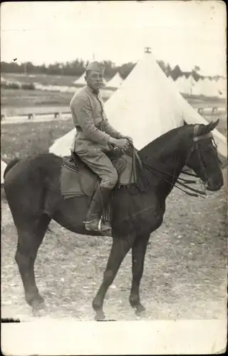 Foto Ak Französischer Soldat in Uniform auf einem Pferd, I WK