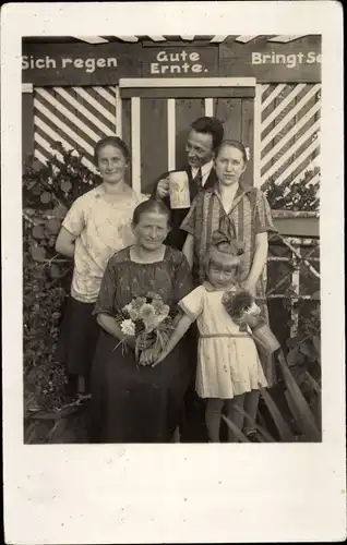 Foto Ak Familienportrait 1920, Mann mit Bierkrug, Mädchen