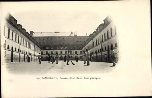 Ak Compiègne Oise, Kaserne der Infanterie, Hof