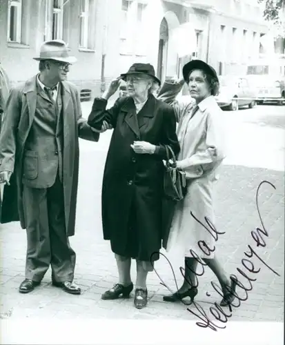 Foto Schauspielerin Renate Hellmeyer mit Peter Aust, Filmszene, Autogramm