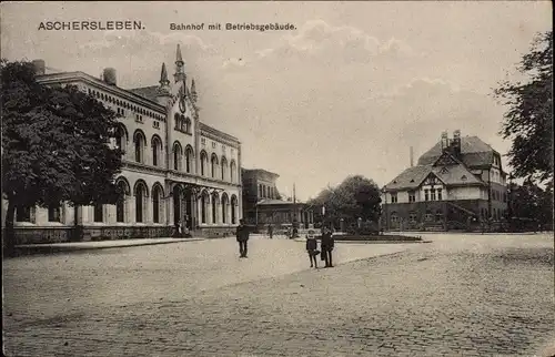 Ak Aschersleben im Salzlandkreis, Bahnhof mit Betriebsgebäude