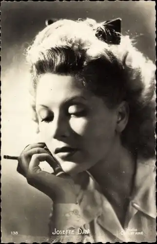 Ak Schauspielerin Josette Day, Portrait, Zigarette