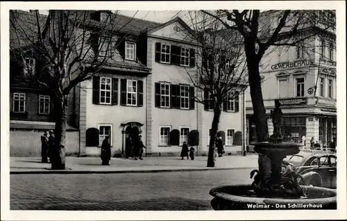 Ak Weimar in Thüringen, Schillerhaus, VW Käfer, Gewerbehaus, Passanten