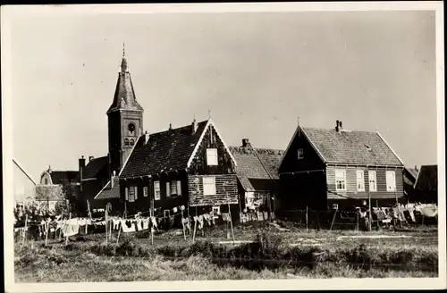 Ak Marken Nordholland Niederlande, Kirche, Wohnhäuser, Wäscheleinen