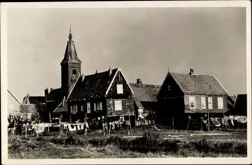 Ak Marken Nordholland Niederlande, Kirche, Wohnhäuser, Wäscheleinen