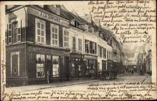 Ak Guise Aisne, Rue Camille Desmoulins neben der Kirche