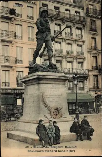 Ak Paris XI, Boulevard Richard Lenoir, Statue von Sergeant Bobillot