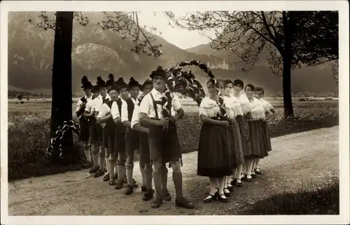 Ak Schwangau im Ostallgäu, Männer und Frauen in Trachten, Schloss im Hintergrund