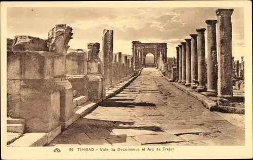 Ak Timgad Algerien, Weg des Decumanus und Trajansbogen