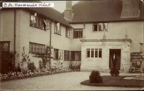 Ak Haywards Heath Sussex England, Mann am Eingang des Hauses