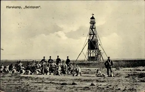 Ak Harskamp Gelderland, Steintoren, Gruppe Soldaten beim Aussichtsturm