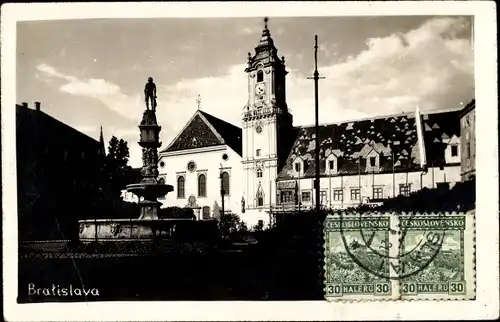 Ak Pozsony Pressburg Bratislava Slowakei, Straßenpartie, Brunnen