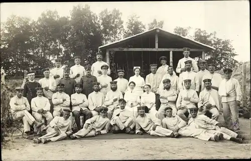 Foto Ak Demmin in Vorpommern, Gruppenbild Kriegsversehrter Soldaten im Lazarett