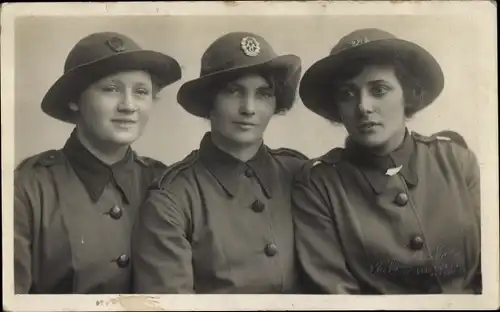 Foto Ak Drei Pfadfinderinnen, Portrait