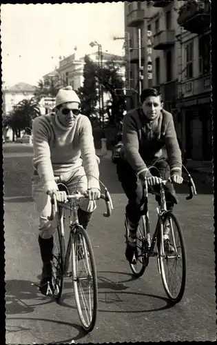 Foto Ak San Remo Ligurien ?, Zwei Männer auf Fahrrädern