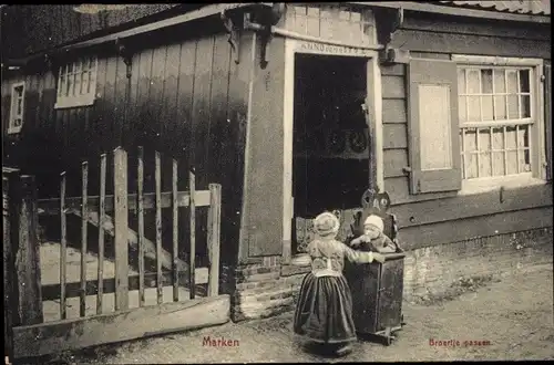 Ak Marken Nordholland Niederlande, Wohnhaus, Kinder in Tracht