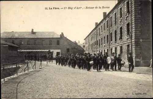 Ak La Fère Aisne, Rückkehr der Revue, Parade, 17 Reg d'Art