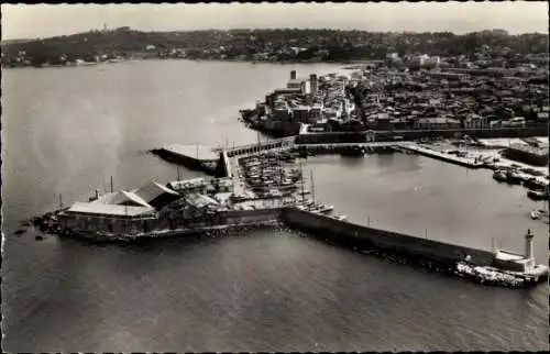 Ak Antibes Alpes Maritimes, L'Entree du Port, Luftansicht