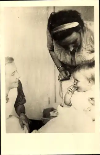 Foto Ak Juliana der Niederlande mit Tochter Beatrix, 1940