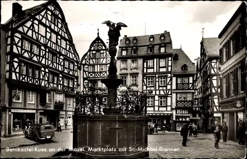 Ak Bernkastel Kues an der Mosel, Marktplatz, St. Michael-Brunnen