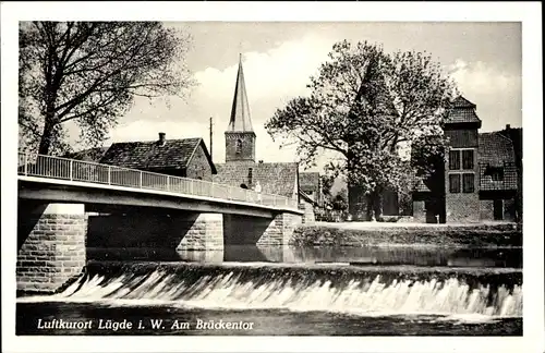 Ak Lügde im Weserbergland, Partie am Brückentor, Kirche, Wehr