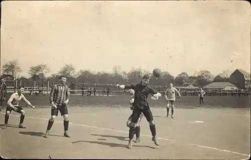 Foto Ak Fußball, Szene bei einem Fußballspiel, Kopfball