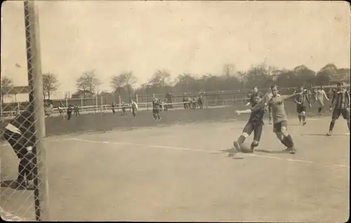 Foto Ak Fußball, Szene bei einem Fußballspiel, Torschuss