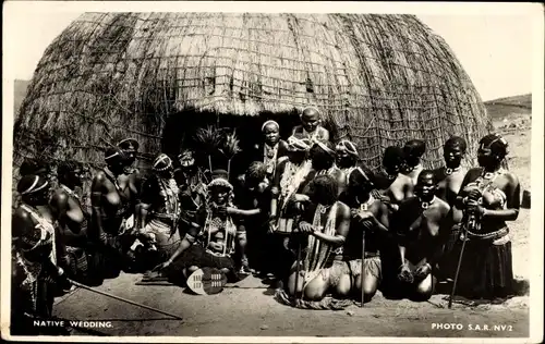 Ak Anwohnerinnen eines Dorfes vor einer Strohhütte, barbusig, Schmuck, Hochzeit