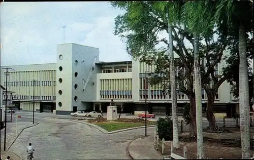 Ak Paramaribo Surinam, Stadtbild, Das schöne Nationalgebäude am Kerkplein