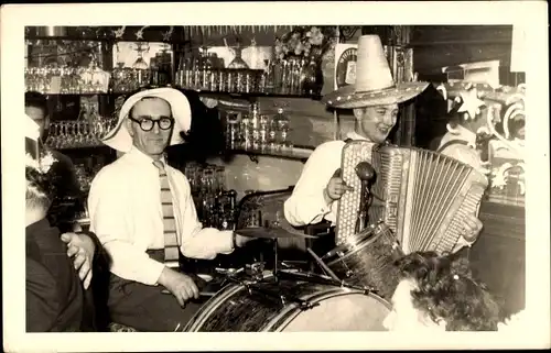 Foto Ak  Bruxelles Brüssel, Band beim musizieren im Gasthaus, Bar, Schlagzeug, Akkordeon