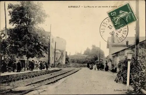 Ak Airvault Deux Sevres, La Halte et les Fours a Chaux, Bahnhof, Gleisseite