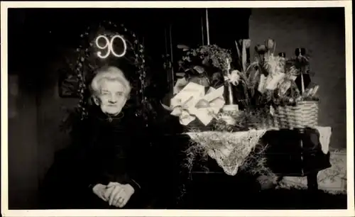 Foto Ak Portrait einer Frau, 90. Geburtstag 12. März 1949