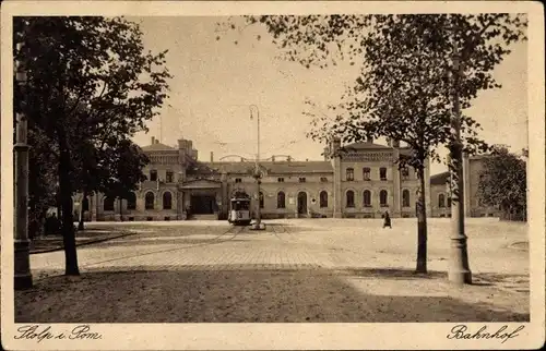 Ak Słupsk Stolp Pommern, Bahnhof, Straßenbahn