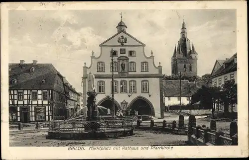Ak Brilon im Sauerland, Marktplatz mit Rathaus und Pfarrkirche