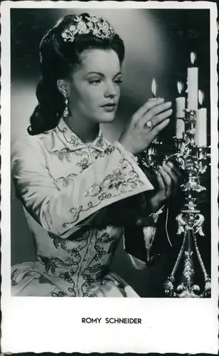 Ak Schauspielerin Romy Schneider, Portrait, Kerzen, Krone