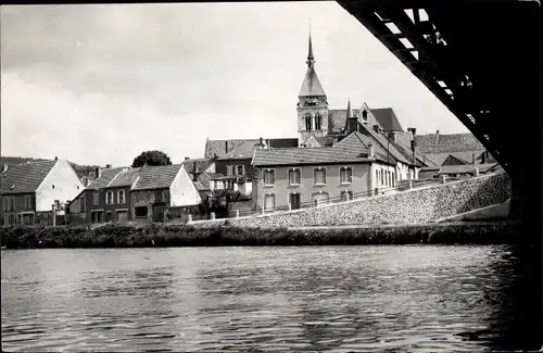 Ak Damery Marne, Kirche vom Rande der Marne aus gesehen