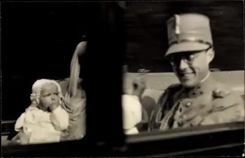 Foto Ak Königin Juliana mit Prinz Bernhard der Niederlande, Auto, Tochter