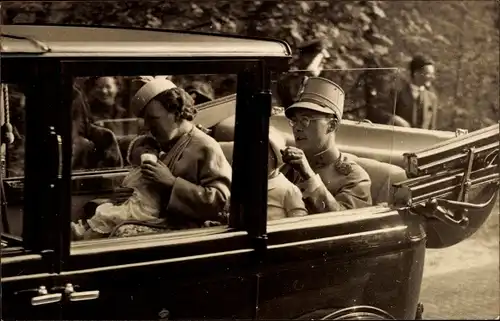 Foto Ak Königin Juliana mit Prinz Bernhard und Tochter, Auto