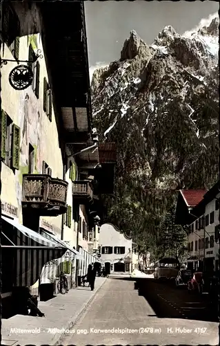 Ak Mittenwald in Oberbayern, Adlerhaus gegen Karwendelspitzen, Straßenszene