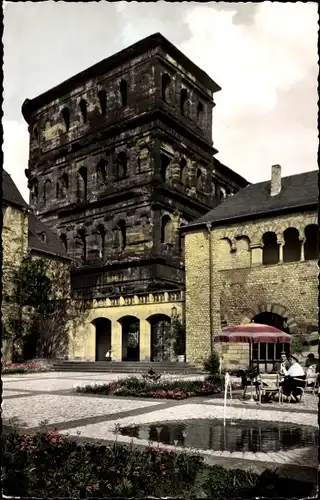 Ak Trier an der Mosel, Brunnenhof, Porta Nigra