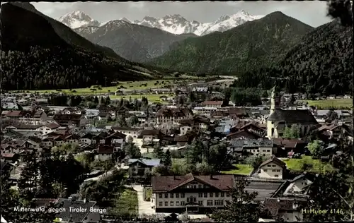 Ak Mittenwald in Oberbayern, Ortsansicht, Tiroler Berge
