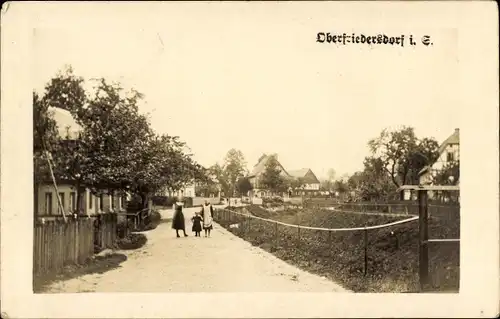 Foto Ak Oberfriedersdorf Neusalza Spremberg in Sachsen, Straße, Mädchen, 1921