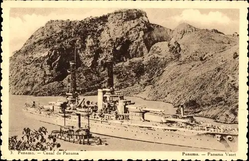 Ak Panama, Großes Kriegsschiff vor Anker im Kanal