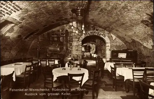 Ak Rüdesheim am Rhein in Hessen, Blick in das Gasthaus zum Felsenkeller, Gebrüder L. u. H. Rölz