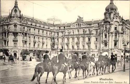 Ak Wiesbaden in Hessen, Kaiser Friedrich Platz mit Hotel Nassauer Hof