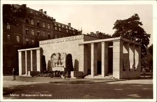 Ak Mainz, Blick zum Stresemann Denkmal, Gebäude