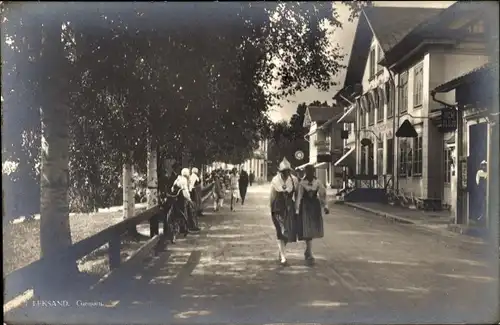 Ak Leksand Schweden, Straßenpartie, Frauen in Tracht