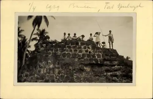 Ak Indonesien, Fort, Gruppenfoto
